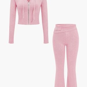 Soft Pink Cropped Hoodie with V-neckline and Zipper